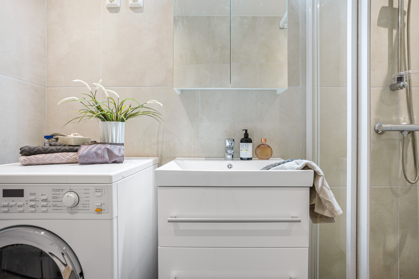 Bad med vaskemaskin Galleribilde