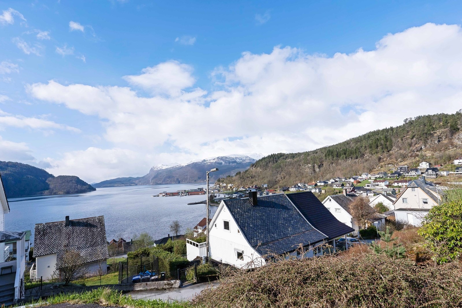 Fra eiendommen har du fantastisk utsikt til de vakre omgivelsene i Sauda Galleribilde