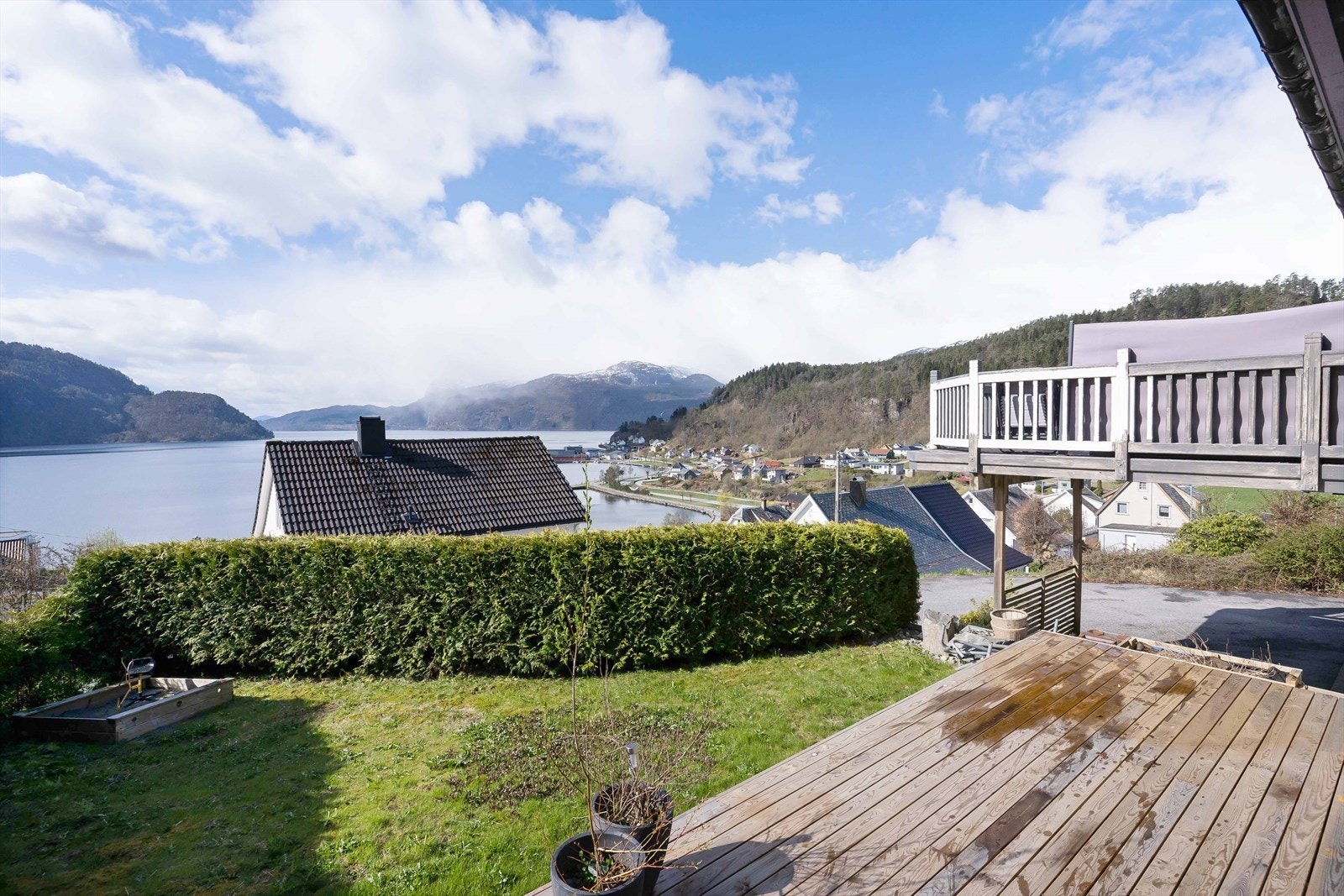 Her har du også fantastisk utsikt over Saudafjorden og fjellene Galleribilde