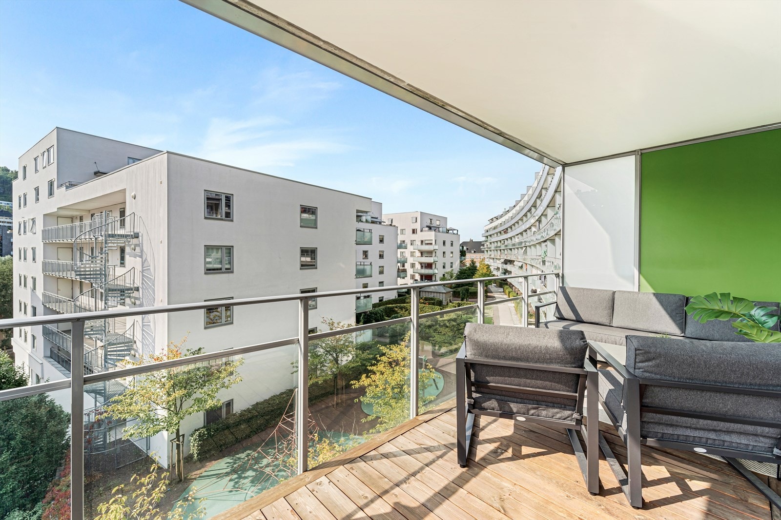 Fra stuen er det utgang til balkong på 12 m² med gode solforhold på dag- og kveldstid. Eier opplyser om sol fra ca. 13-21 om sommeren.. Galleribilde