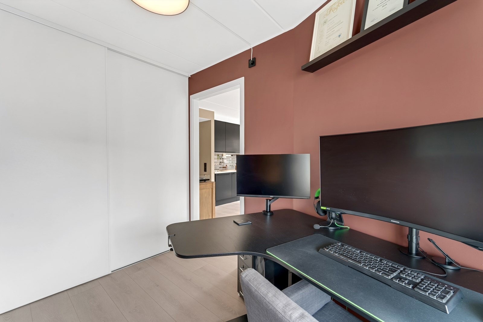 Soverom 2 er innredet med skyvedørsgarderobe. Galleribilde