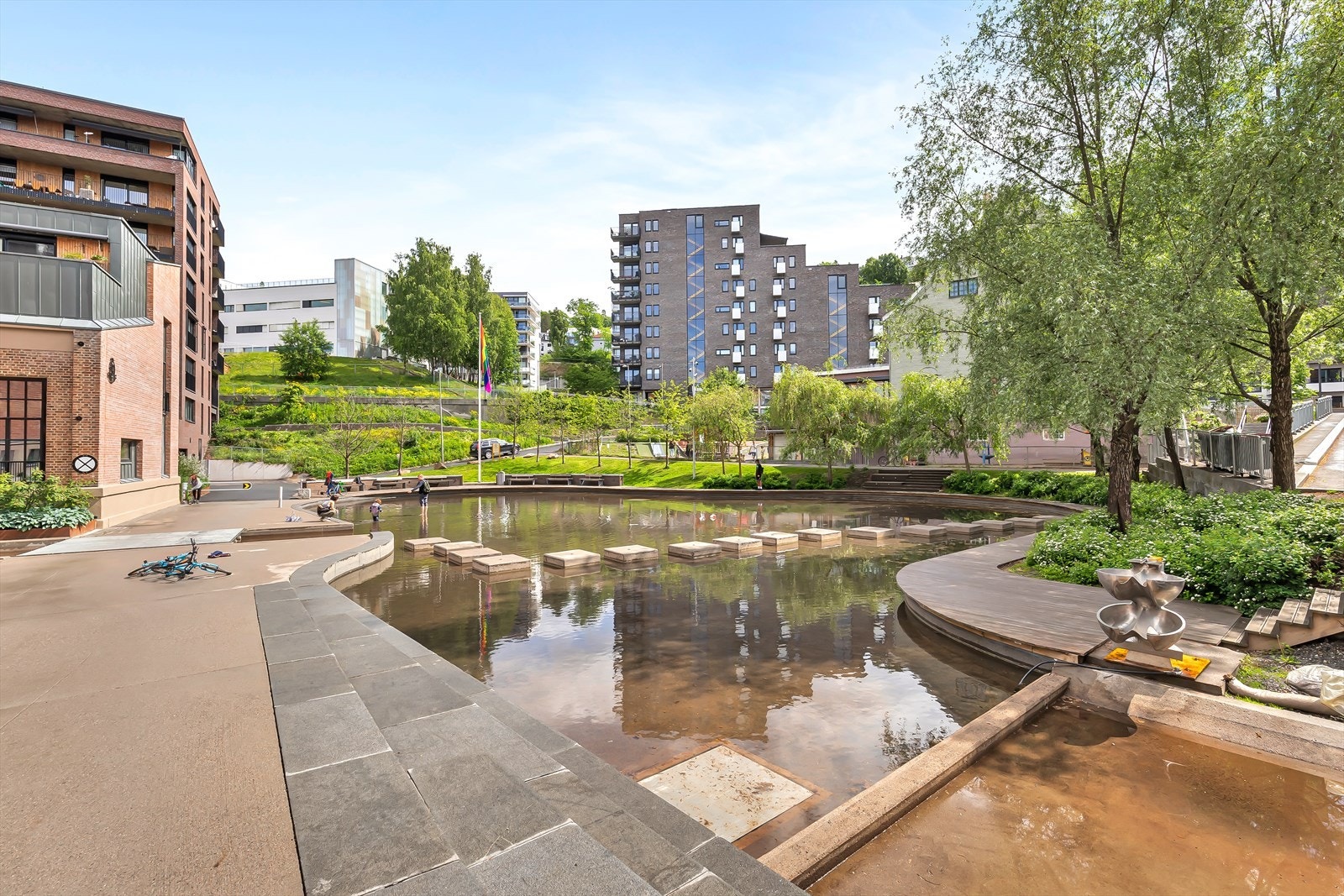 Etterhvert som utbyggingen i Kværnerbyen begynner å bli ferdig så er området blitt et moderne sted med vannspeil og pent opparbeidede utearealer. Galleribilde
