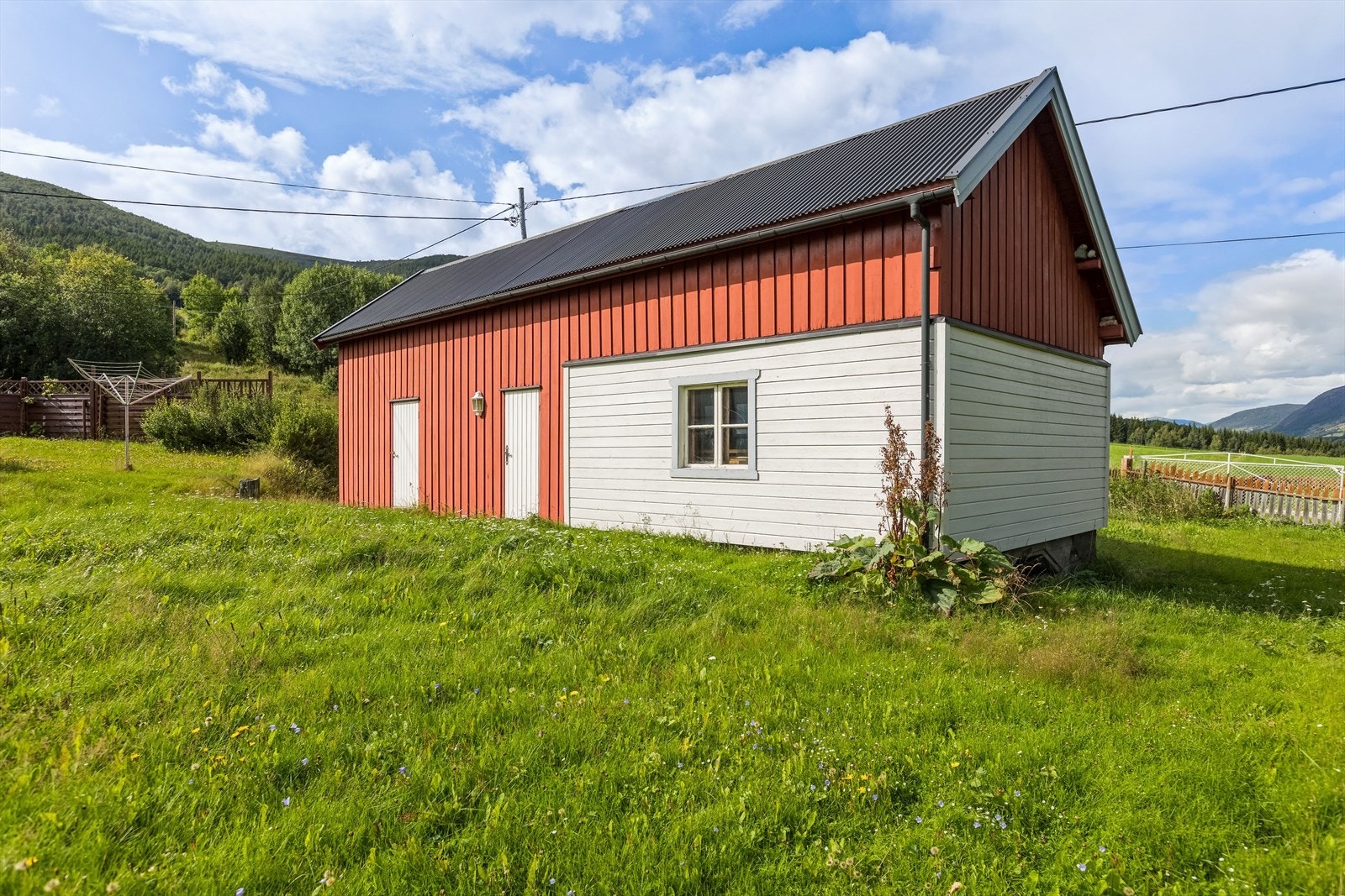 Stort uthus som består av bod, skåle og gammelt fjøs. Galleribilde