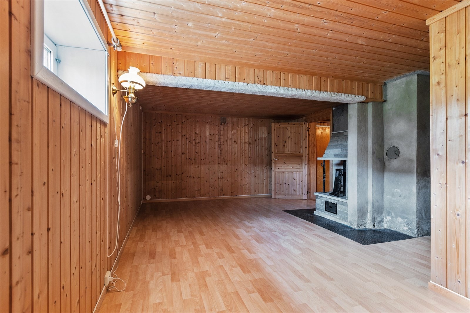 Boligen har også en romslig kjellerstue med åpen peis for oppvarming. Galleribilde