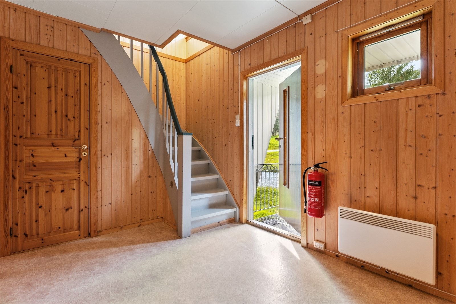 Romslig hall med god plass for oppbevaring av yttertøy. Galleribilde