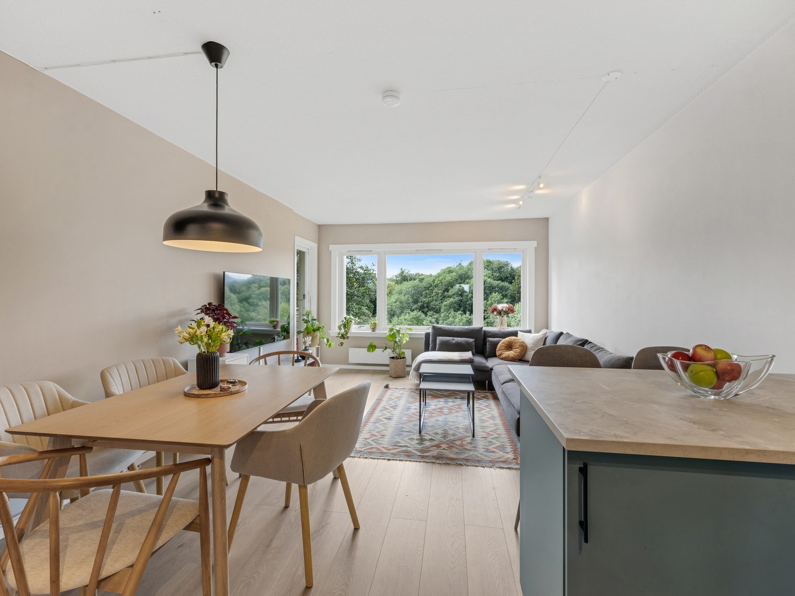 Moderne 1-stavs gulv og overflater malt i tidsriktige fargetoner. Galleribilde