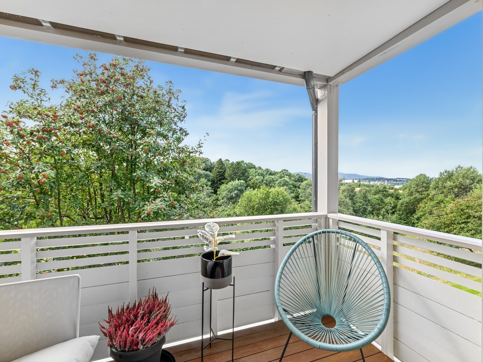 Her har man glimrende solforhold med sol fra ca. kl. 13:00 til solnedgang på sommerstid, i tillegg til en fin utsikt. Galleribilde