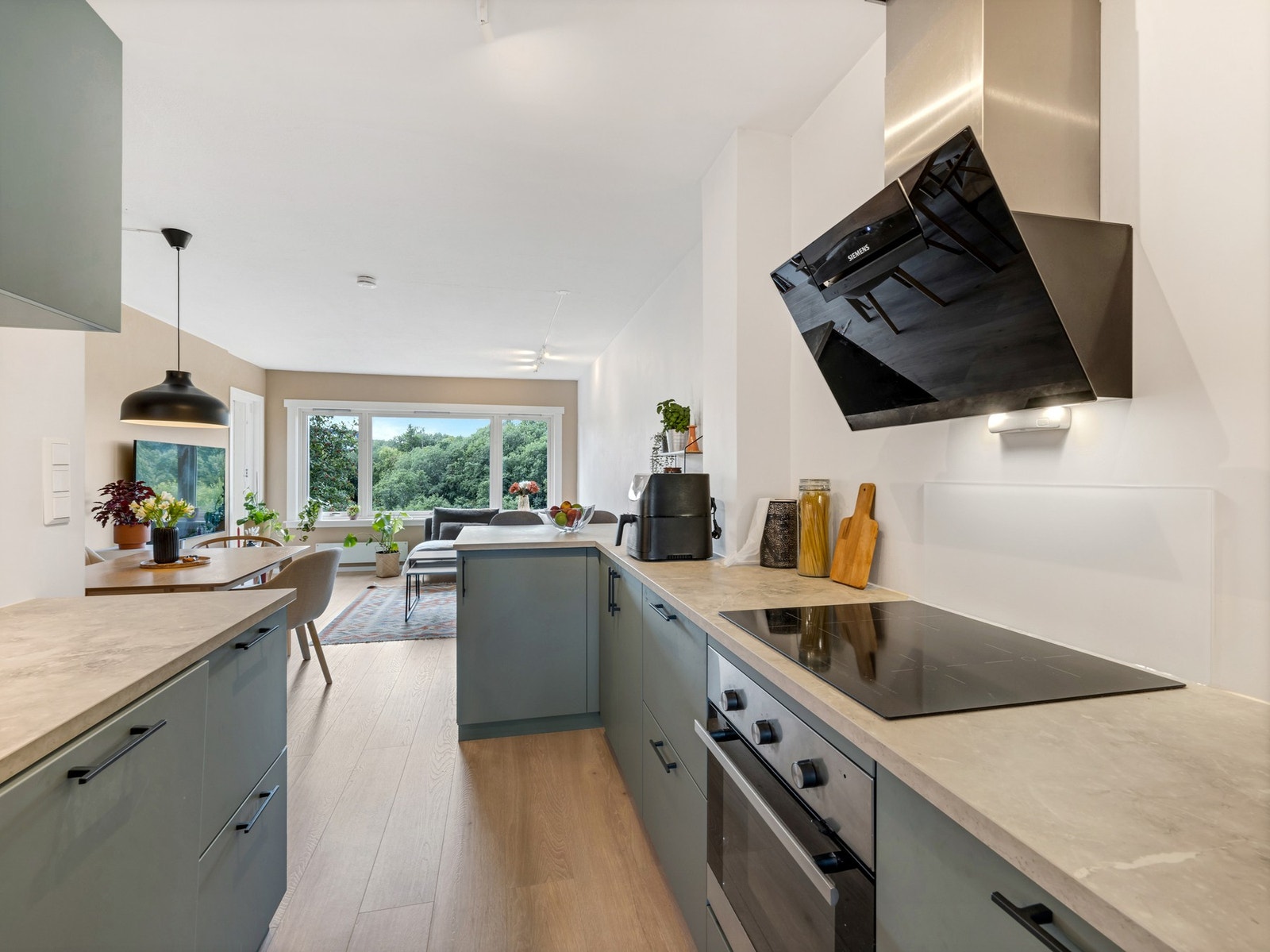 EiendomsMegler1 v/Frank Robert Bae har gleden av å presentere en delikat 2(3)-roms leilighet med en av områdets beste beliggenheter! Galleribilde