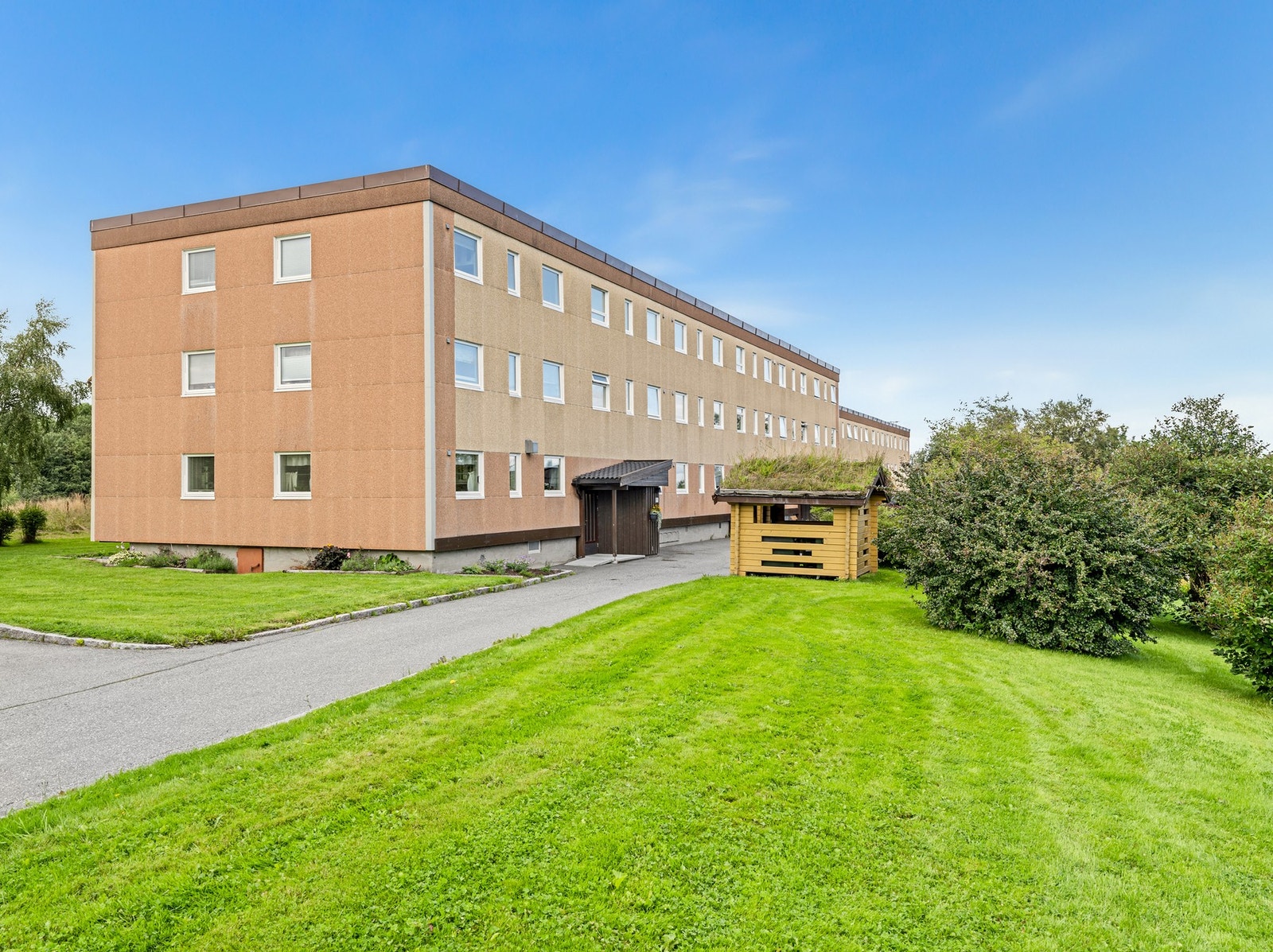 Fasade. Østfasaden ble renovert i 2016 med bl.a nye vinduer og etterisolering.. Galleribilde