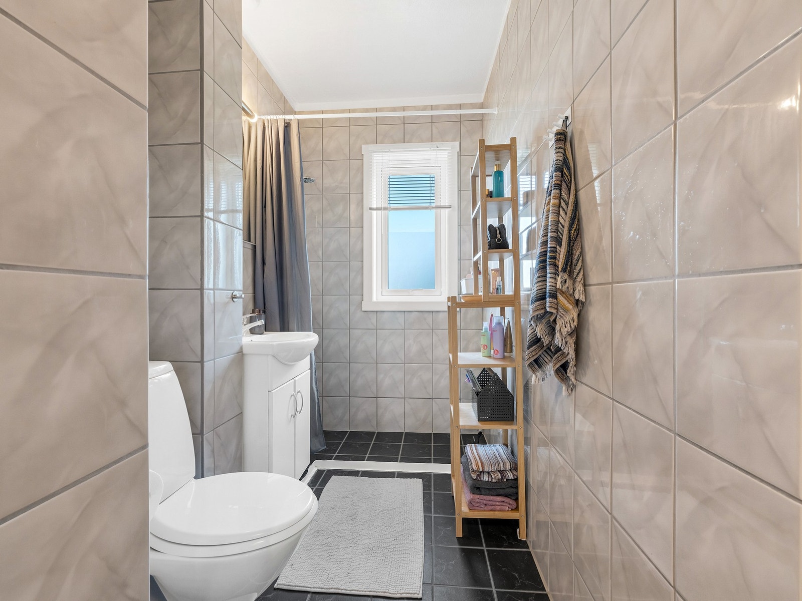 Flislagt bad fra 2008 med dusjnisje, WC og baderomsinnredning. Galleribilde