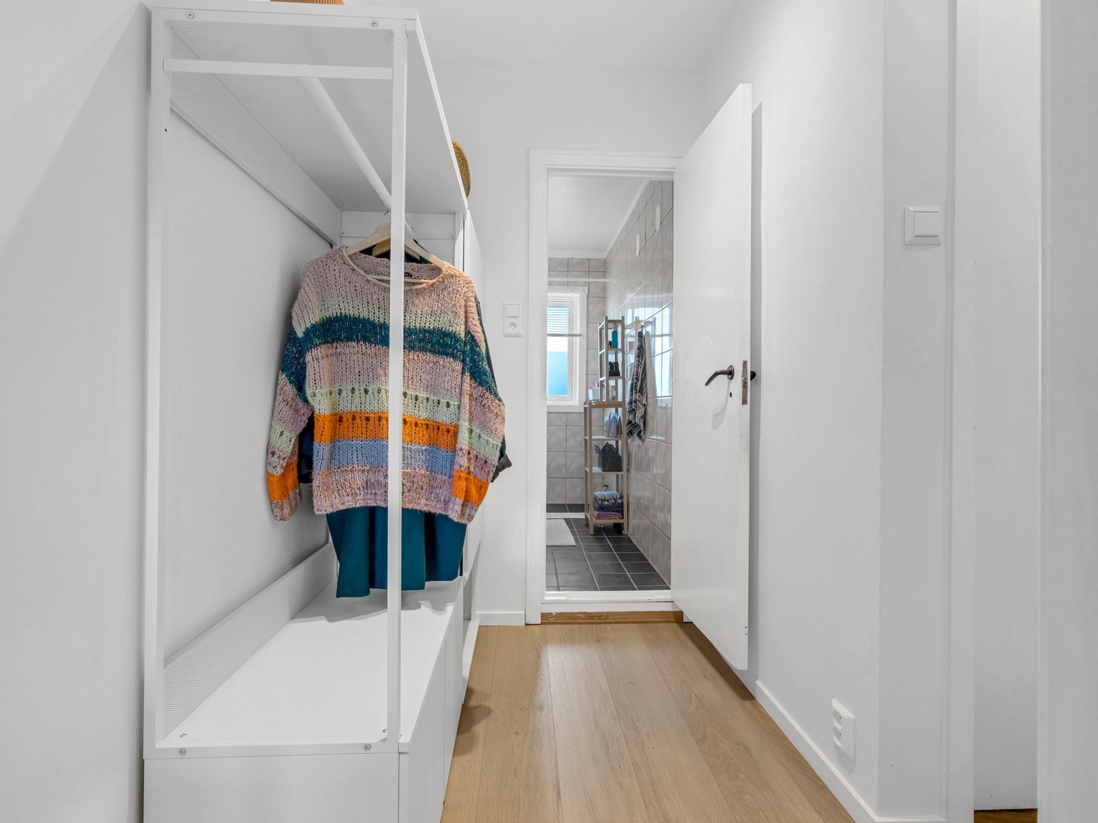 Entré/gang med porttelefon og oppbevaring for yttertøy. Sikringsskap med automatsikringer er lokalisert rett utenfor ytterdøren. Galleribilde