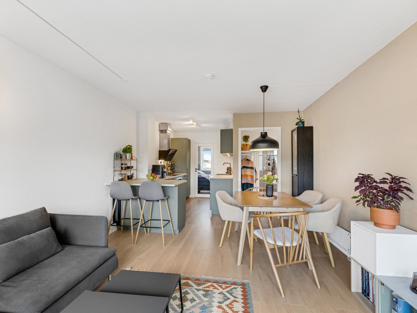 Den åpne løsningen bidrar til en god romfølelse. Felleskostnadene inkluderer bl.a TV-pakke, internett (fiber) og kommunale avgifter. Galleribilde