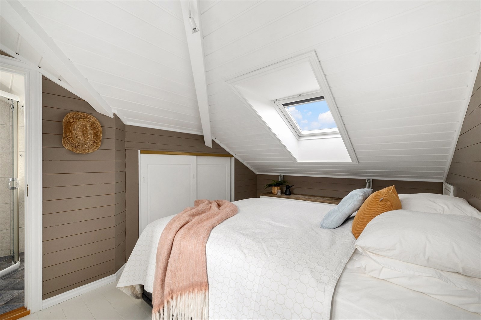 Soverommet i andre etasje har suiteløsning med eget bad, samt utgang til terrasse med jacuzzi. Galleribilde