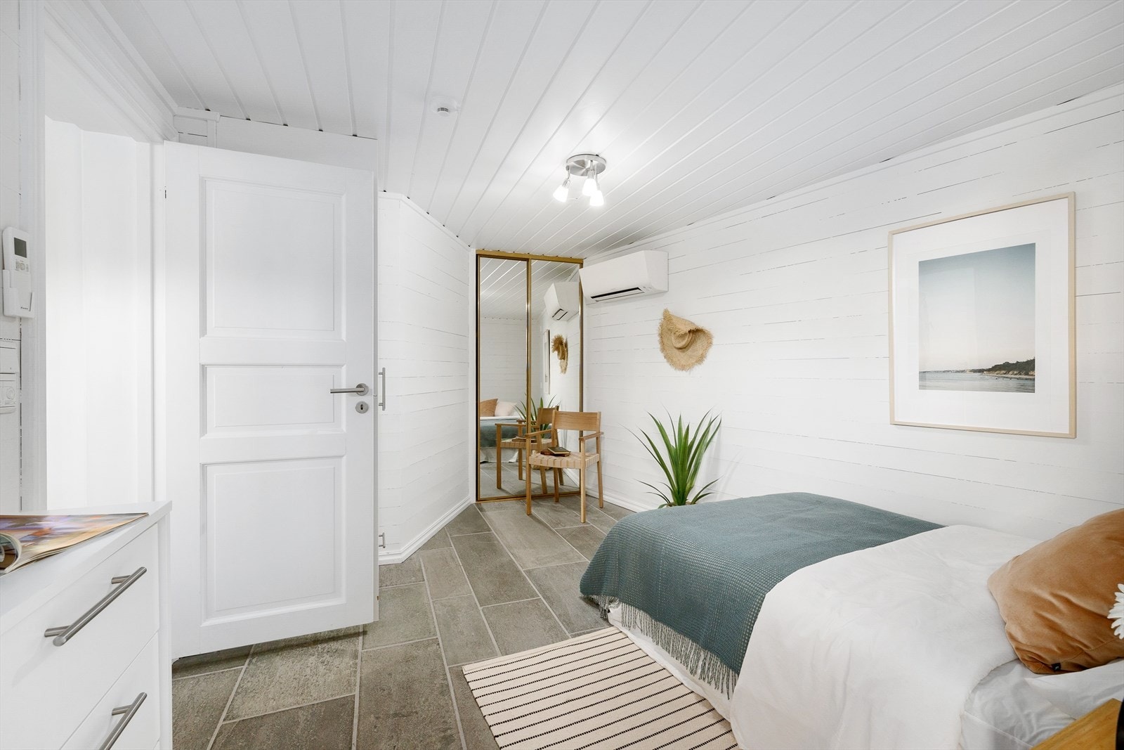 Dette soverommet ligger i første etasje, har skiferlagt gulv og skyvedørsgarderobe med speilfront. Galleribilde