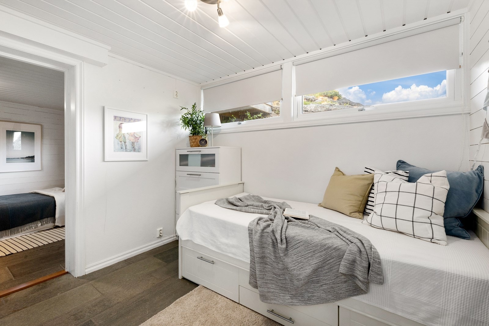 Hytta har fire gode soverom, fordelt med tre i første og ett i andre etasje. Galleribilde