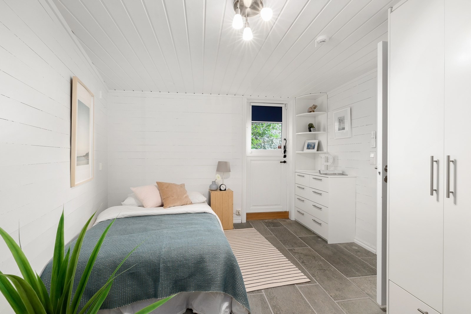 Det ene soverommet i første etasje har utgang til tomten. Galleribilde