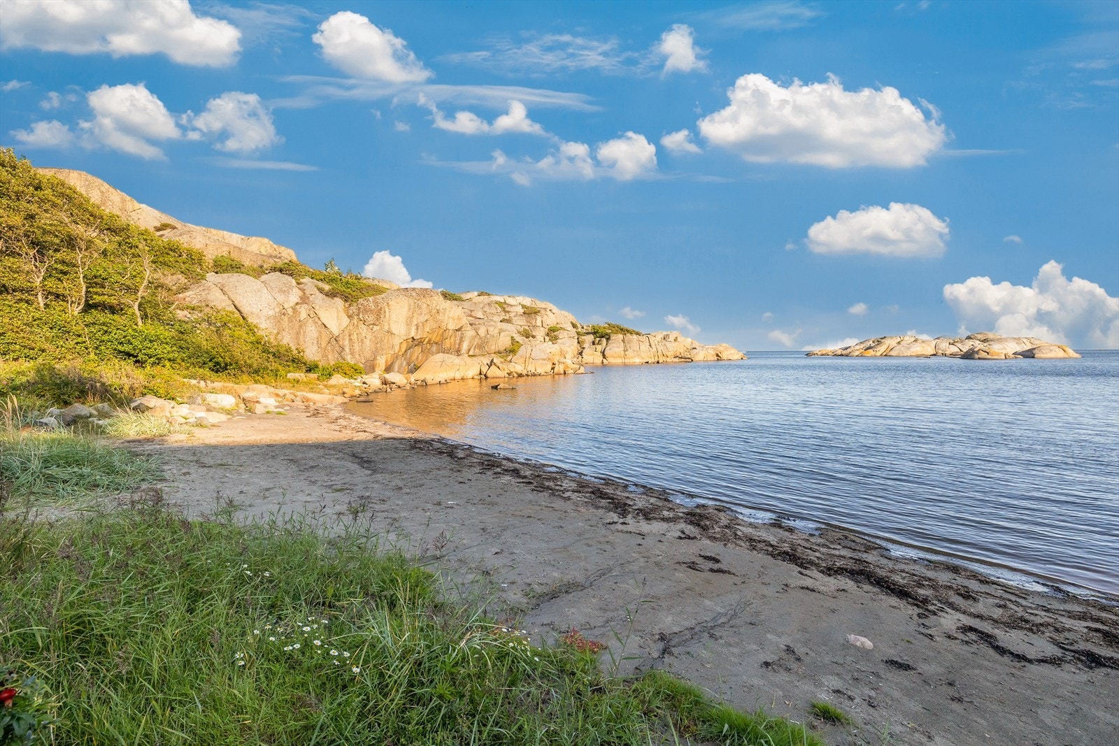 Det er parkering like øst for hytta og kort gange til en deilig badeplass med sandstrand. Galleribilde