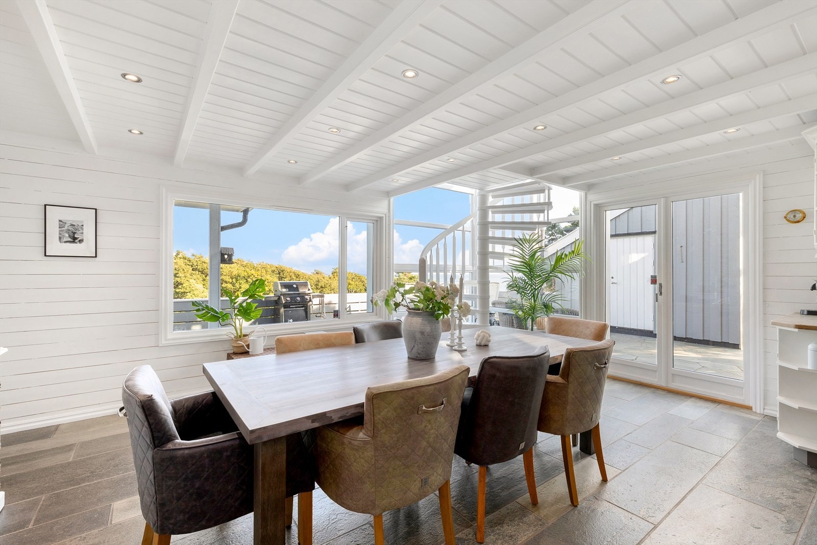 Brede vindusflater fyller kjøkkenet med dagslys fra flere retninger og det er utgang til terrasse med gode solforhold. Galleribilde