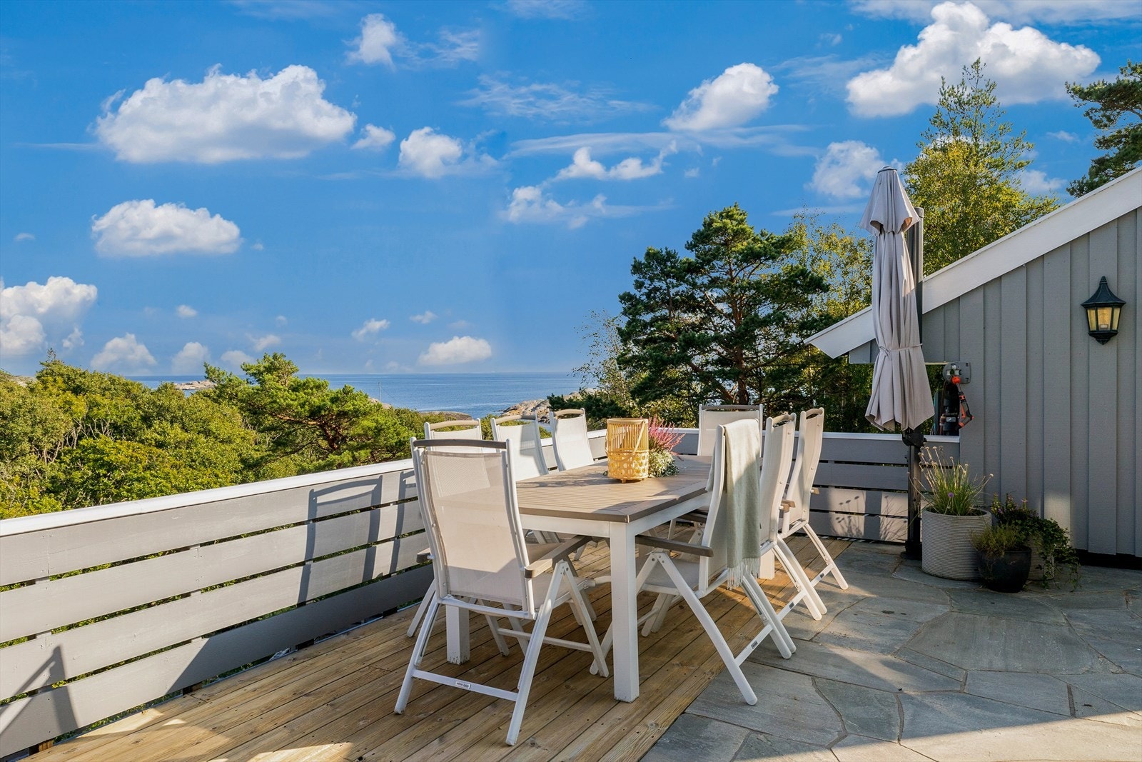 Belysning på terrassene bidrar til at hyggen kan vedvare til langt inn i sene kveldstimer. Galleribilde