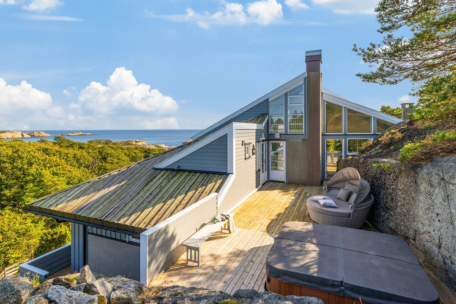 Stuen og det ene soverommet har adkomst til en terrasse med nedsenket jacuzzi. Galleribilde