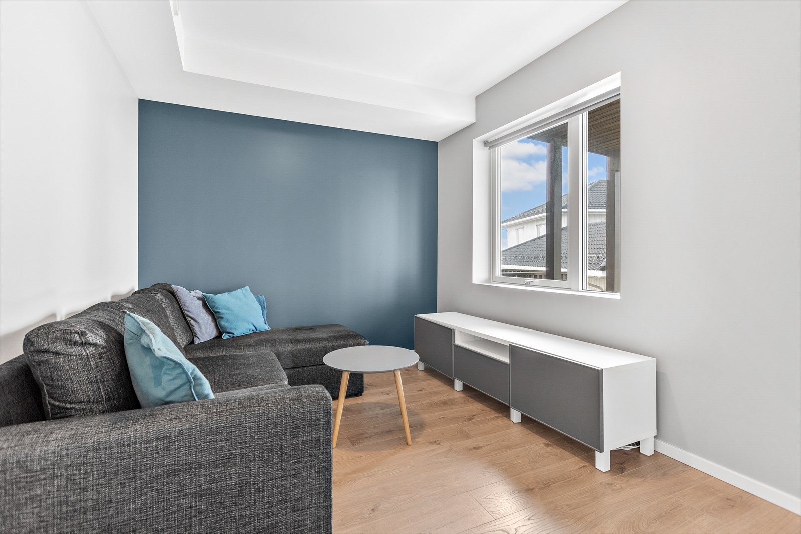 Soverom 1 har god plass til å innredes med seng og garderobe eller annet møblement etter ønske og behov. Galleribilde