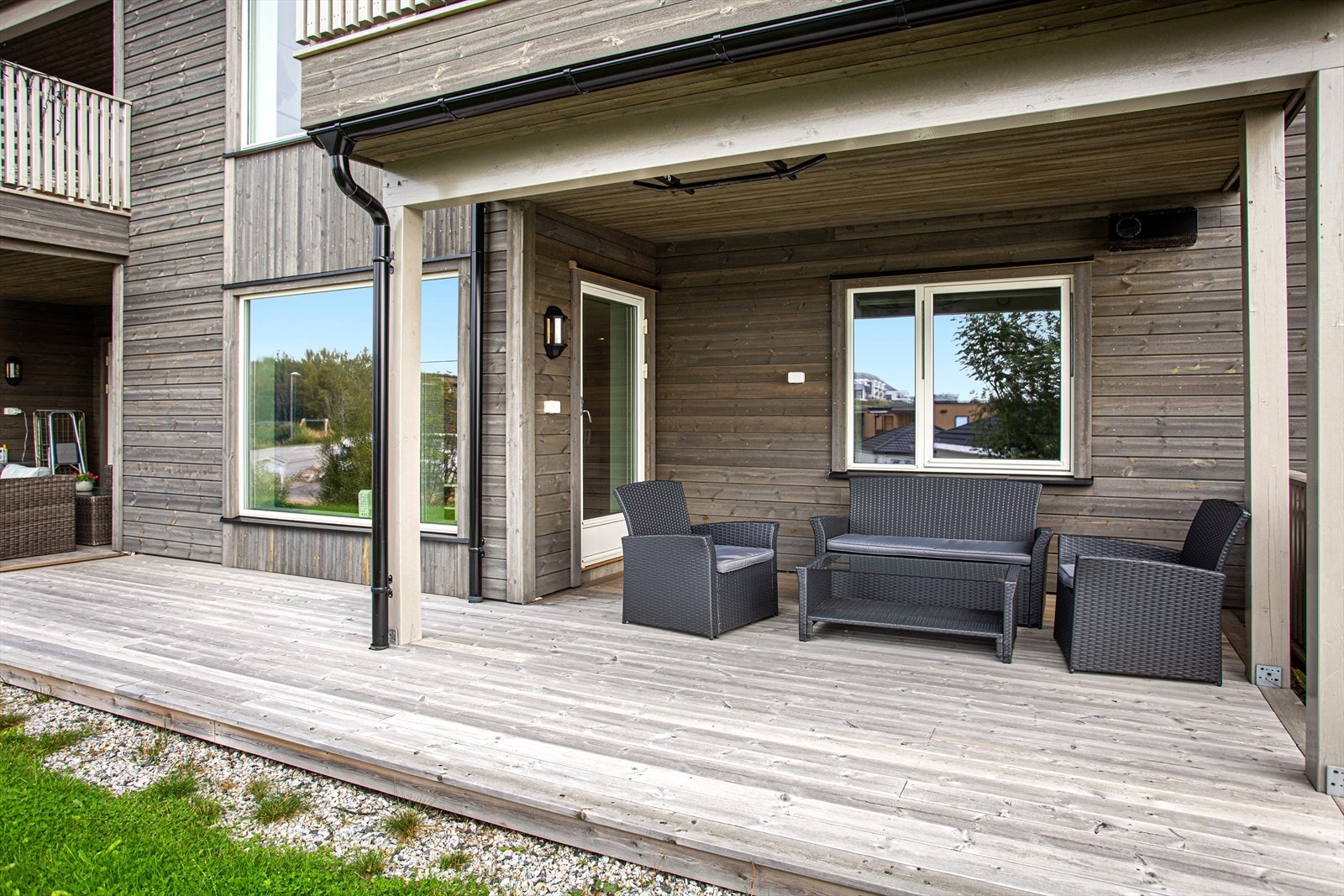 Vestvendt, delvis overbygget terrasse med god plass til å innrede både spisegruppe og loungegruppe. Galleribilde