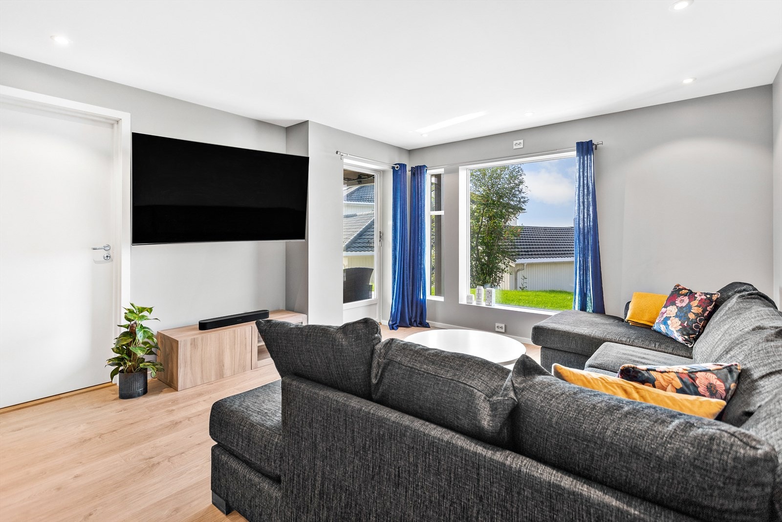 Fra stuen har du direkte adkomst til 1 av 3 soverom samt terrassen. Galleribilde