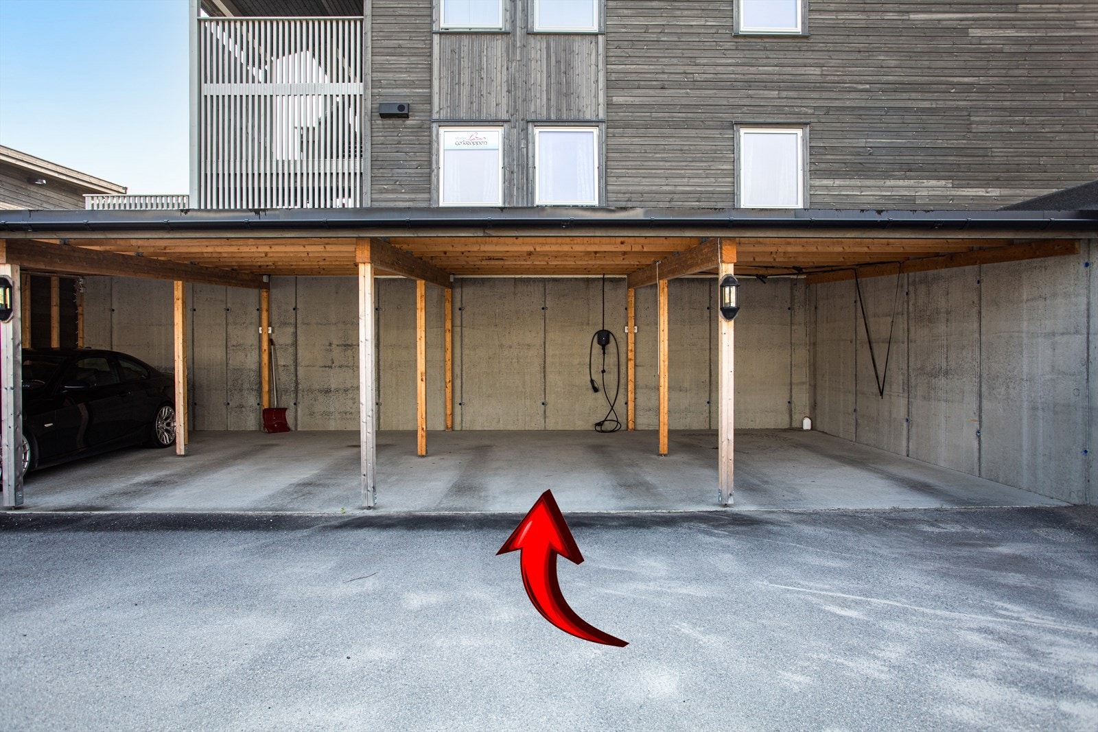 Carport med elbil-lader medfølger leiligheten Galleribilde