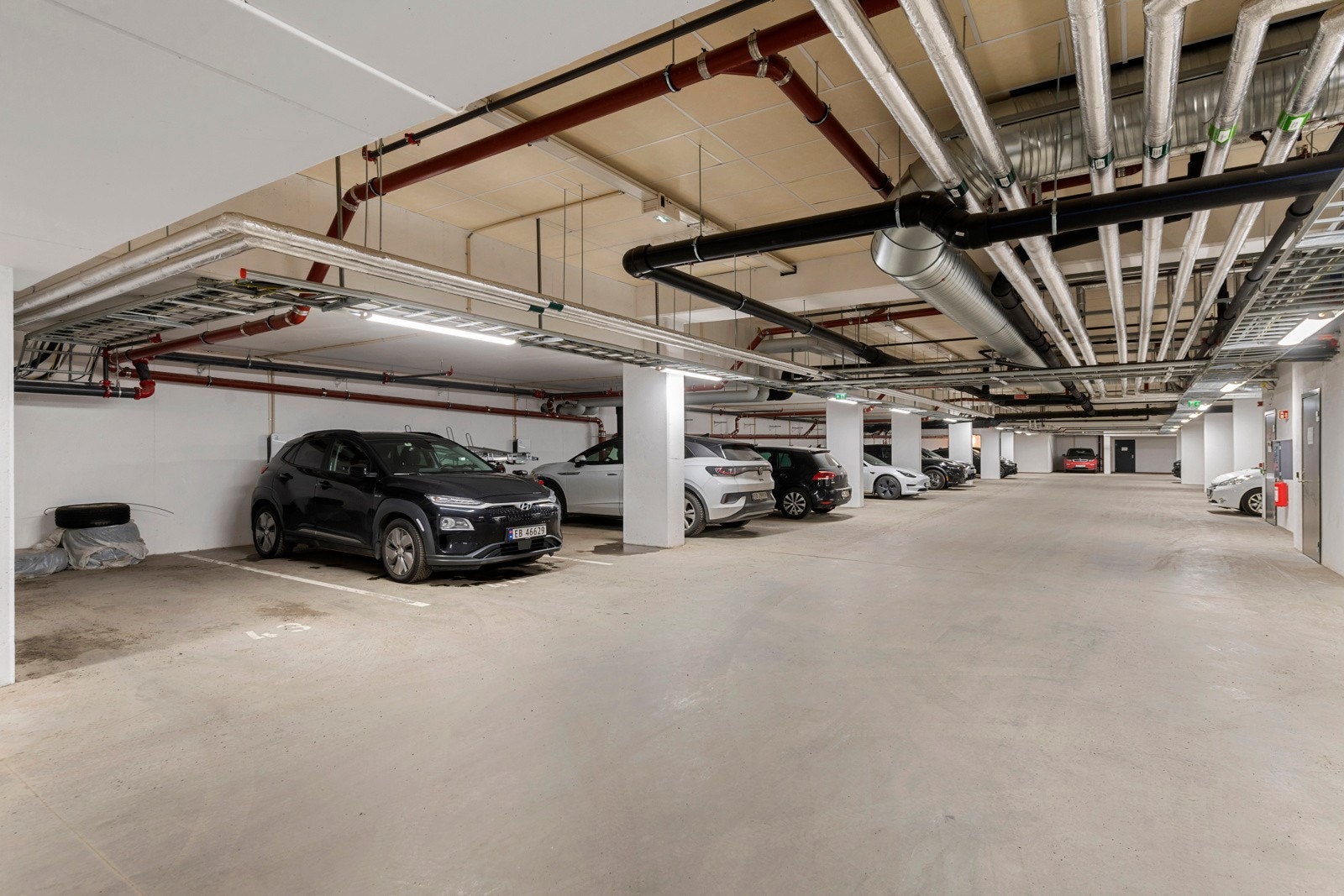Garasjeplass med lader medfølger. Gjesteparkering i anlegget. Medfølger privat sportsbod på ca. 5,2 m² Galleribilde
