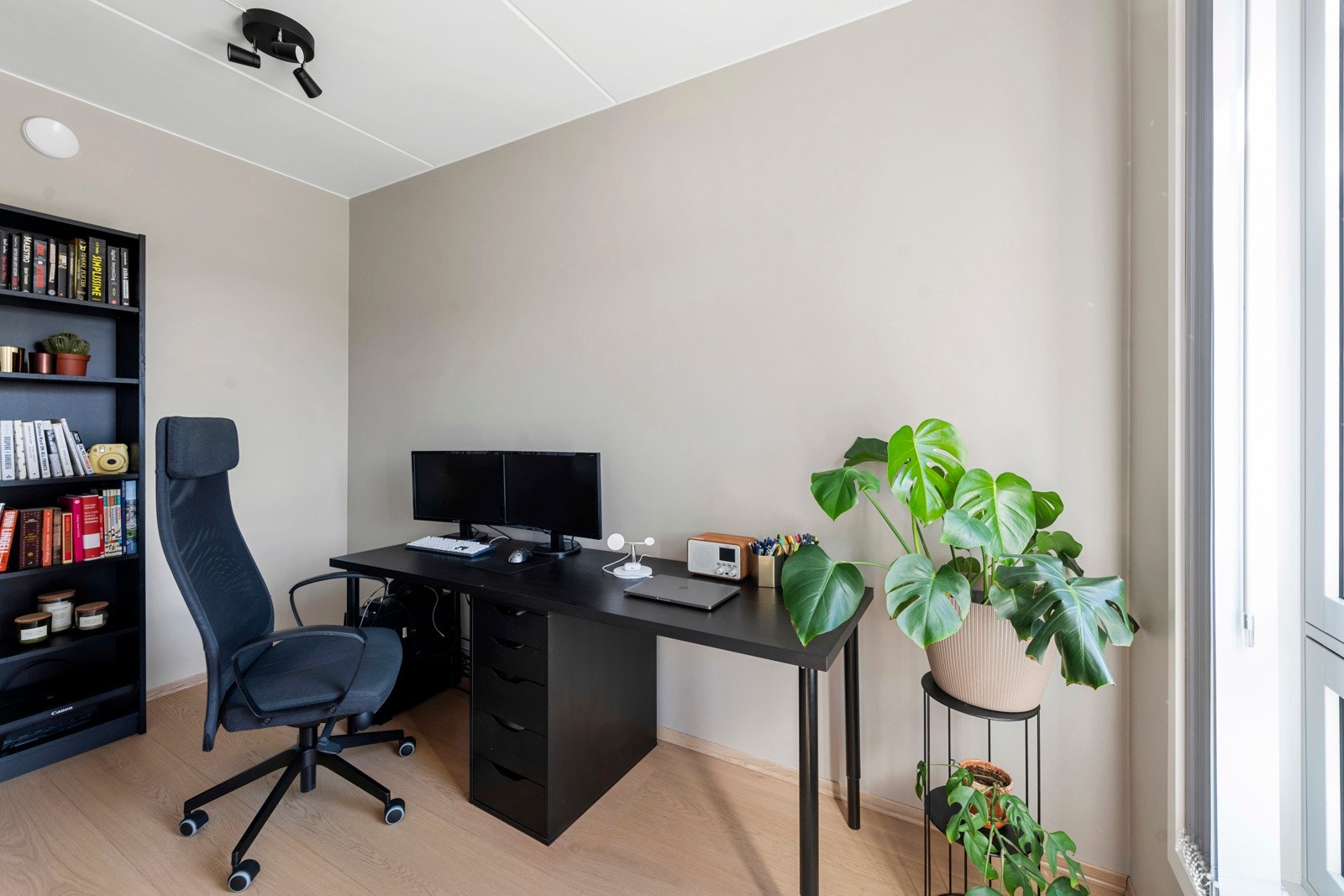 Soverom II med adkomst fra stuen. Perfekt som barnerom, gjesterom/kontor Galleribilde