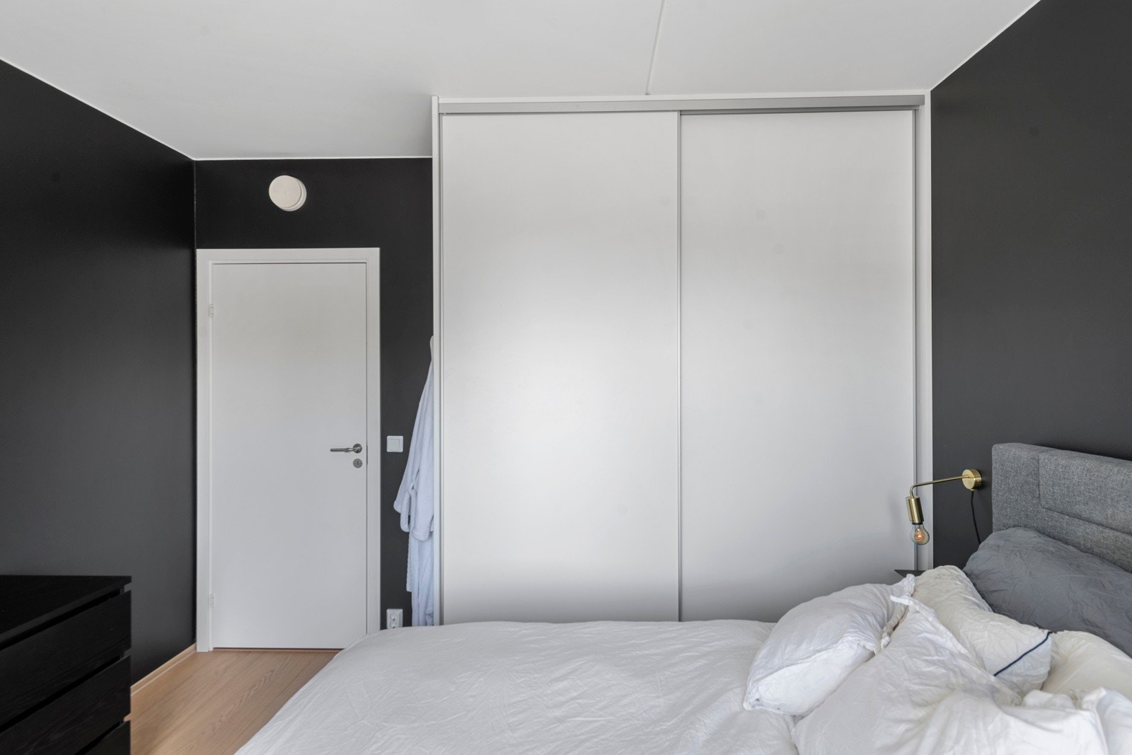 Skyvedørsgarderobe på hovedsoverom og i entréen Galleribilde