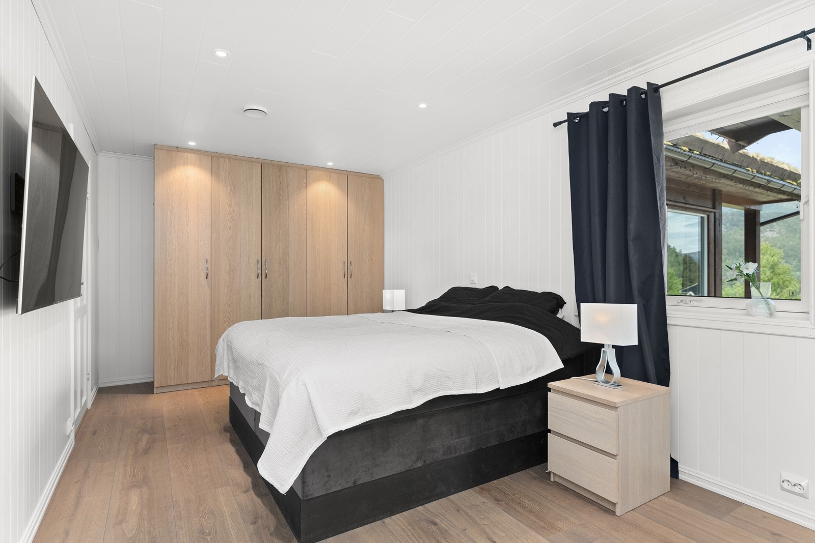 Soverom har downlights i tak og grei garderobe Galleribilde