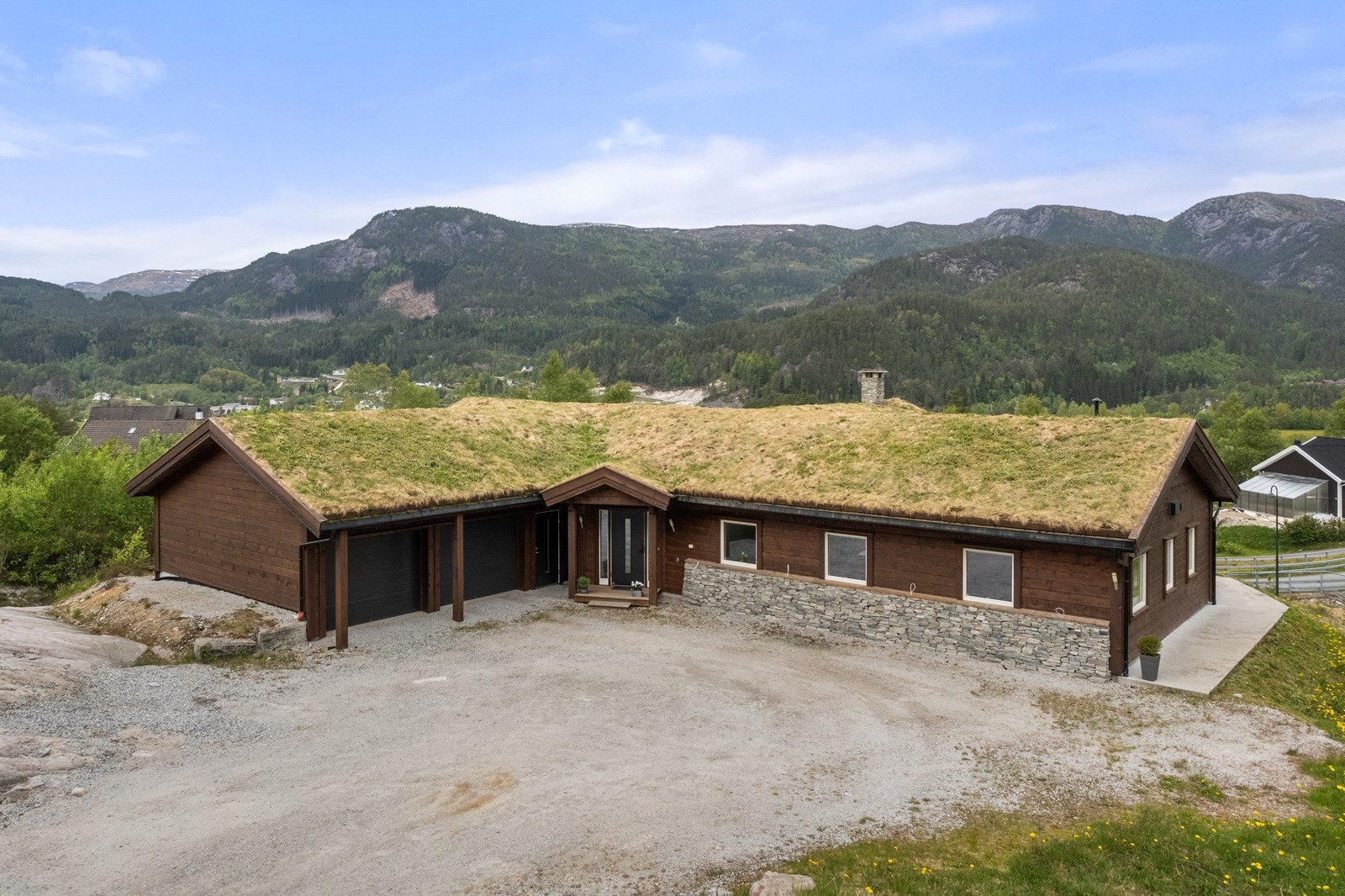 Romslig tun med gode snu- og parkeringsmuligheter Galleribilde