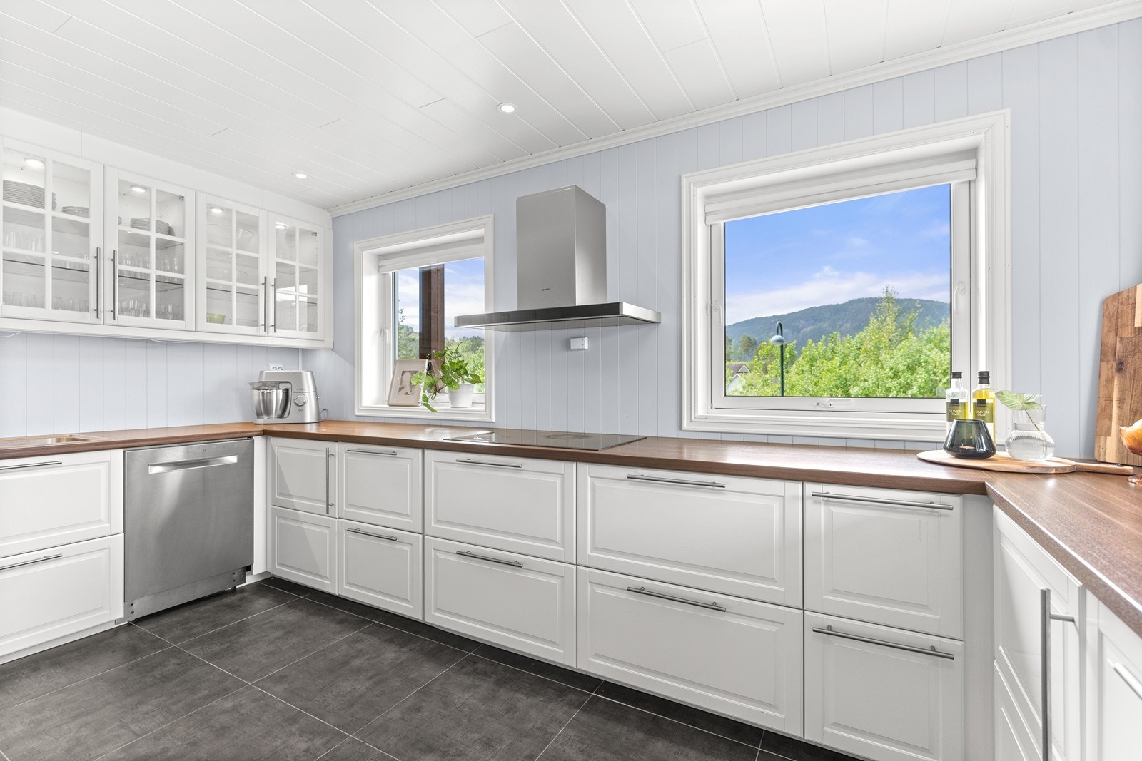 Kjøkken med flott innredning og hvitevarer som medfølger salget Galleribilde