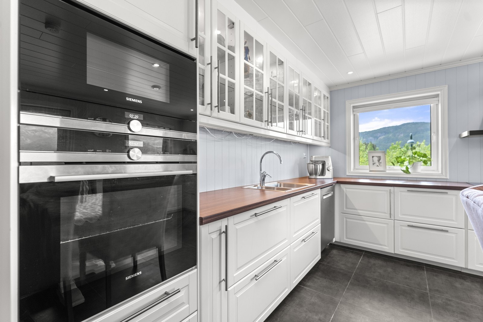 Kjøkken med integrert ovn og mikro. Galleribilde