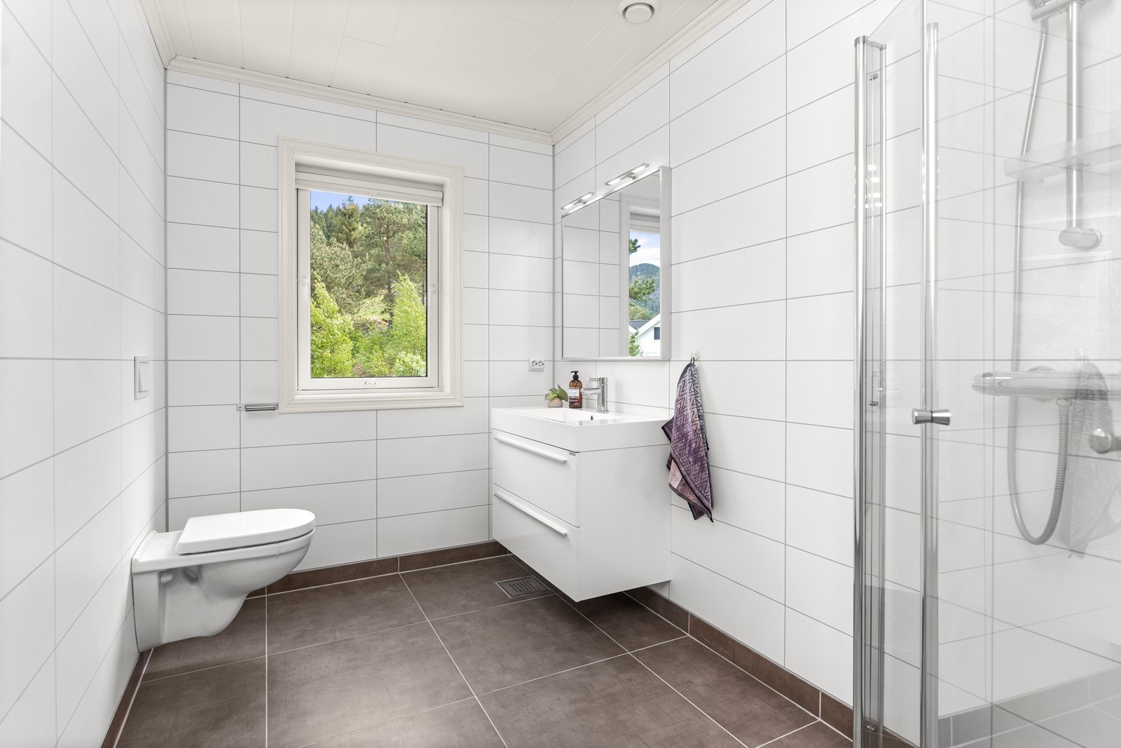 Her er vegghengt toalett, servant og dusj på gulv Galleribilde