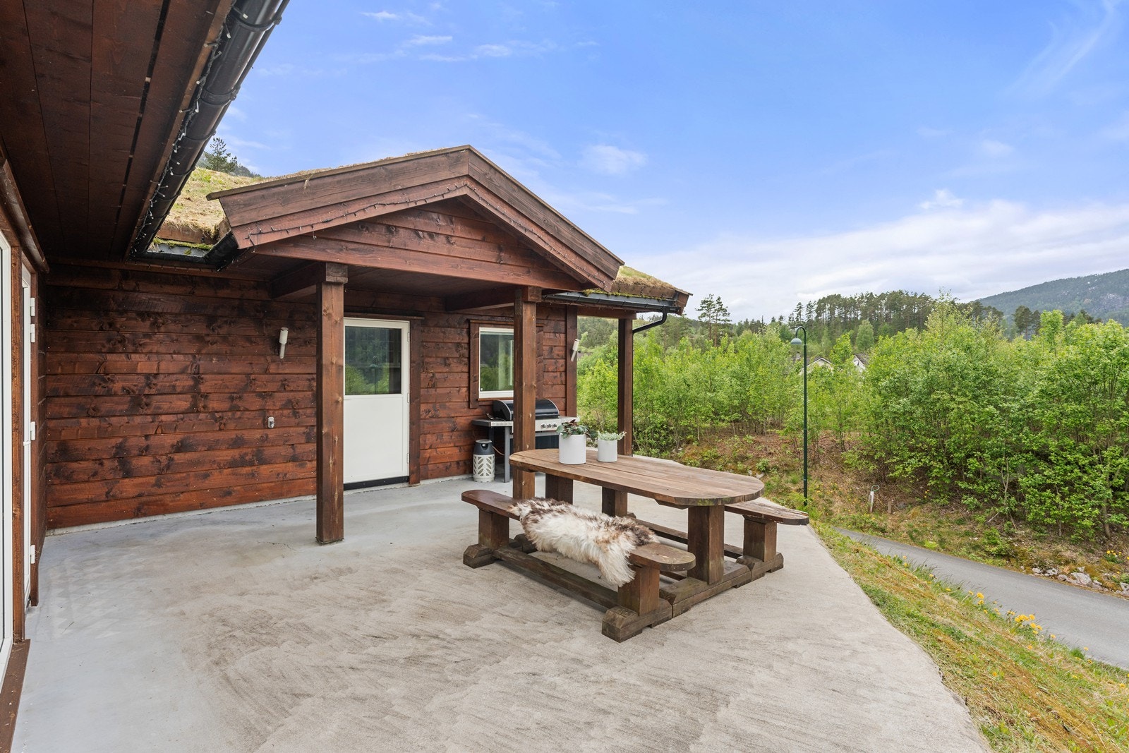 Det går dør ut fra stue, kjøkken og hovedsoverom, så her kan man dele området fint opp og lage ulike soner Galleribilde