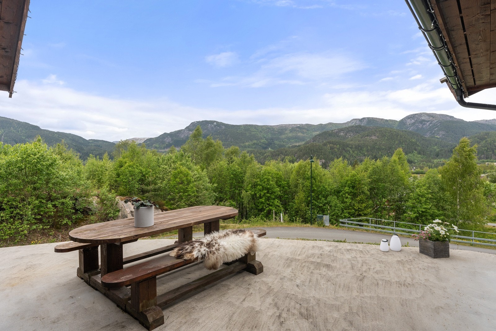 Eiendommen ligger sentrumsnært men har likevell en usjenert tomt som grenser til skogen Galleribilde