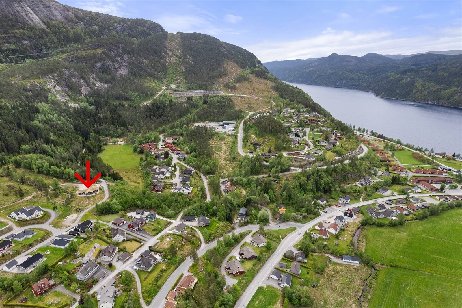 Eiendommen ligger i et barnevennlig og opparbeidet felt Galleribilde