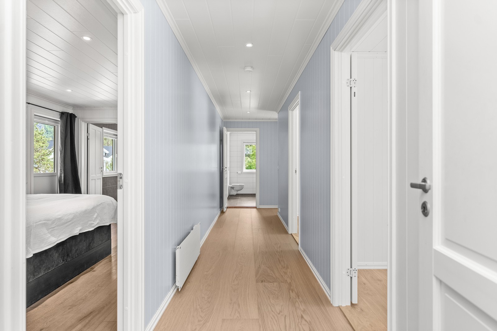 Egen avlukket soveromsfløy, veldig praktisk plassering i forhold til stue og kjøkken Galleribilde