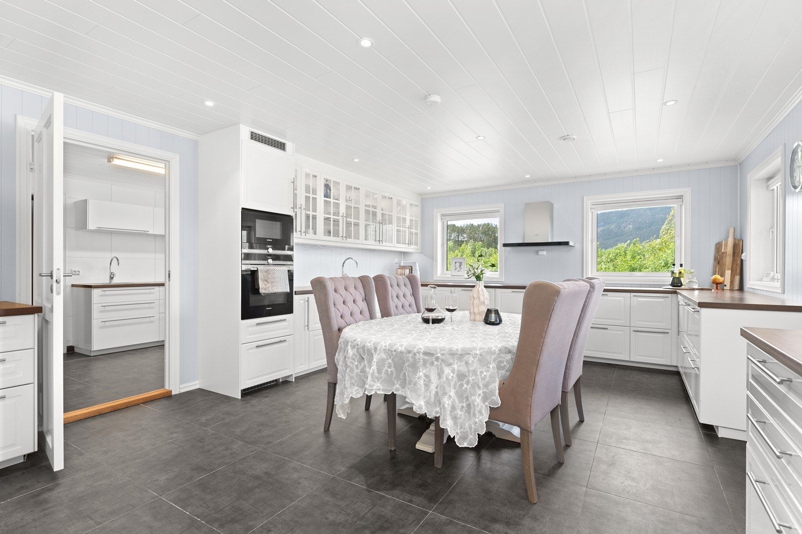 Kjøkkenet er romslig, godt utnyttet med benk og innredning på alle vegger. Galleribilde