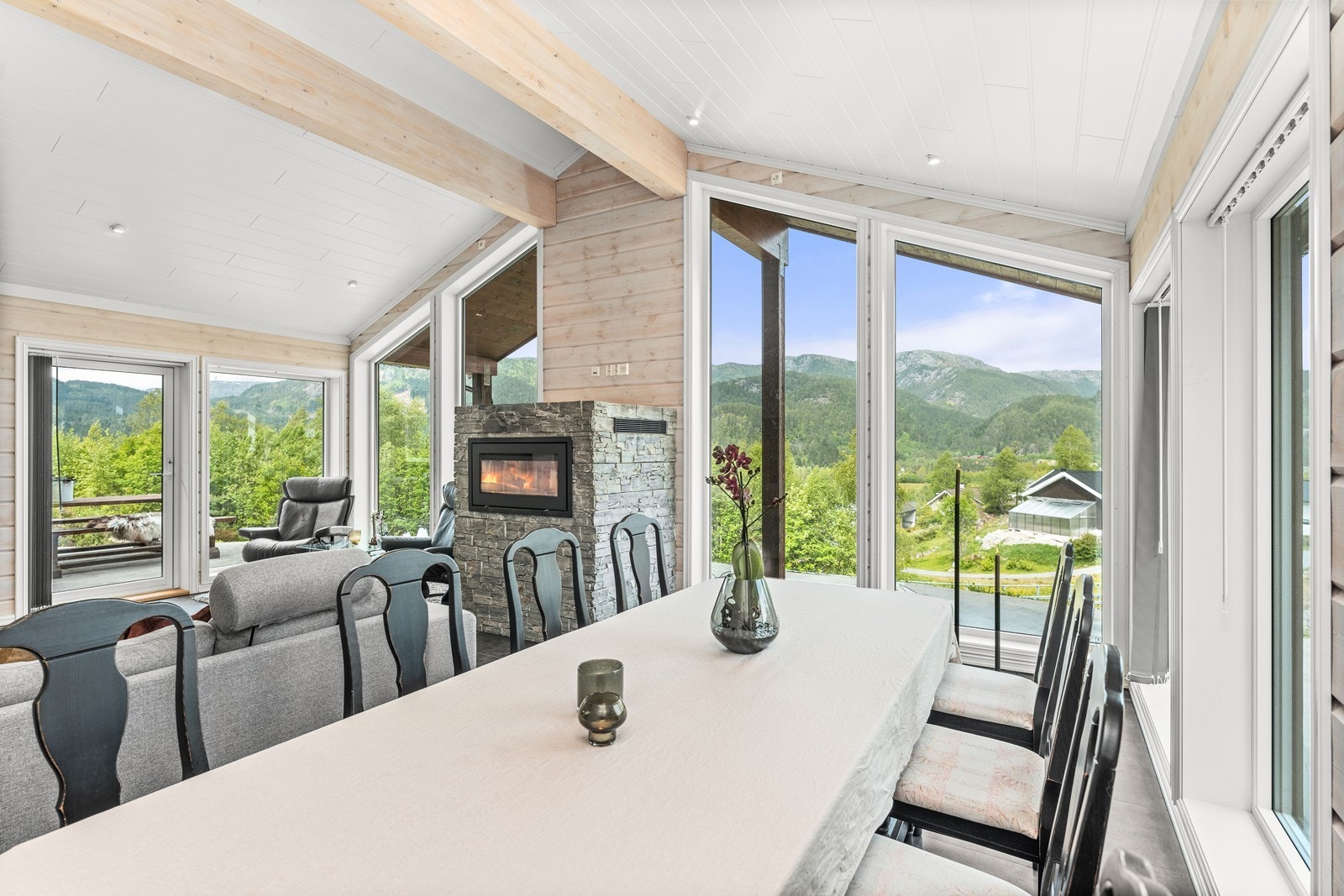 Her får du en svært romslig stue med store vindusflater og god takhøyde Galleribilde