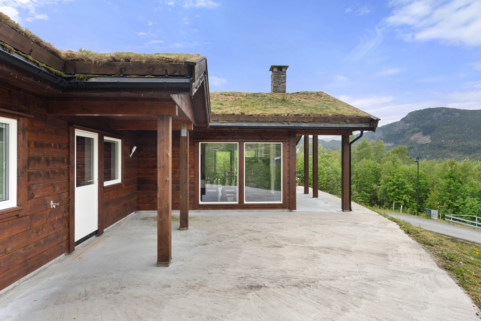 Det er støpt uteområde rundt boligen Galleribilde