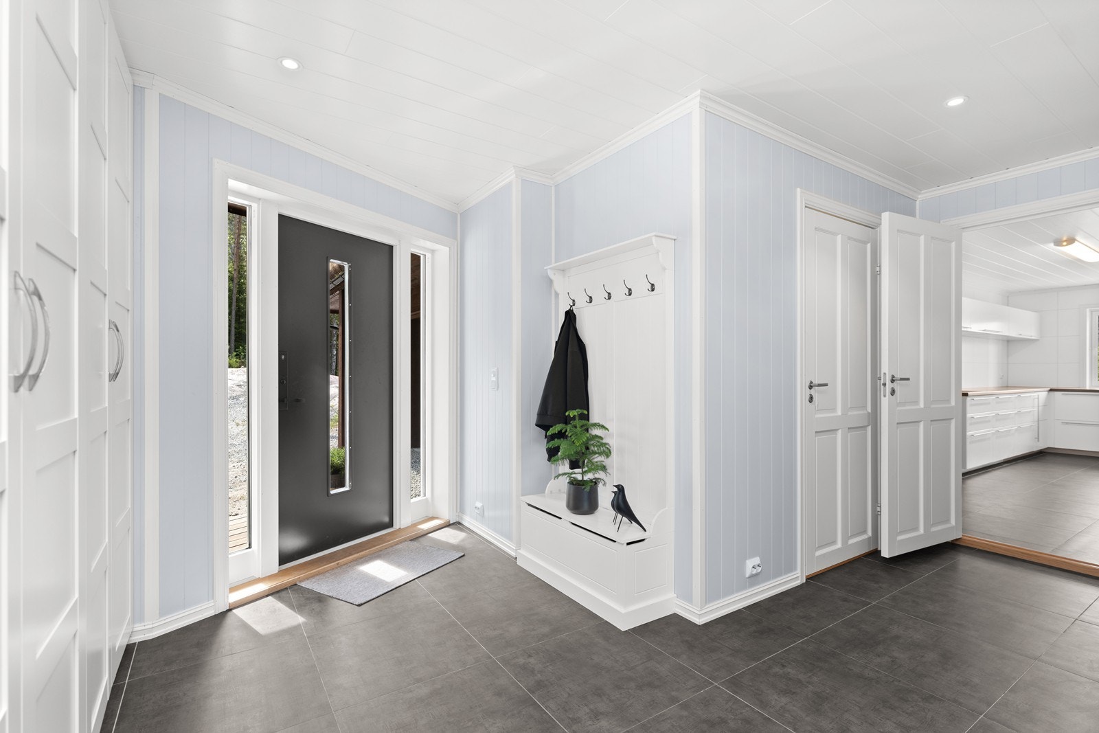 Gang med dør til vaskerom og toalettrom Galleribilde