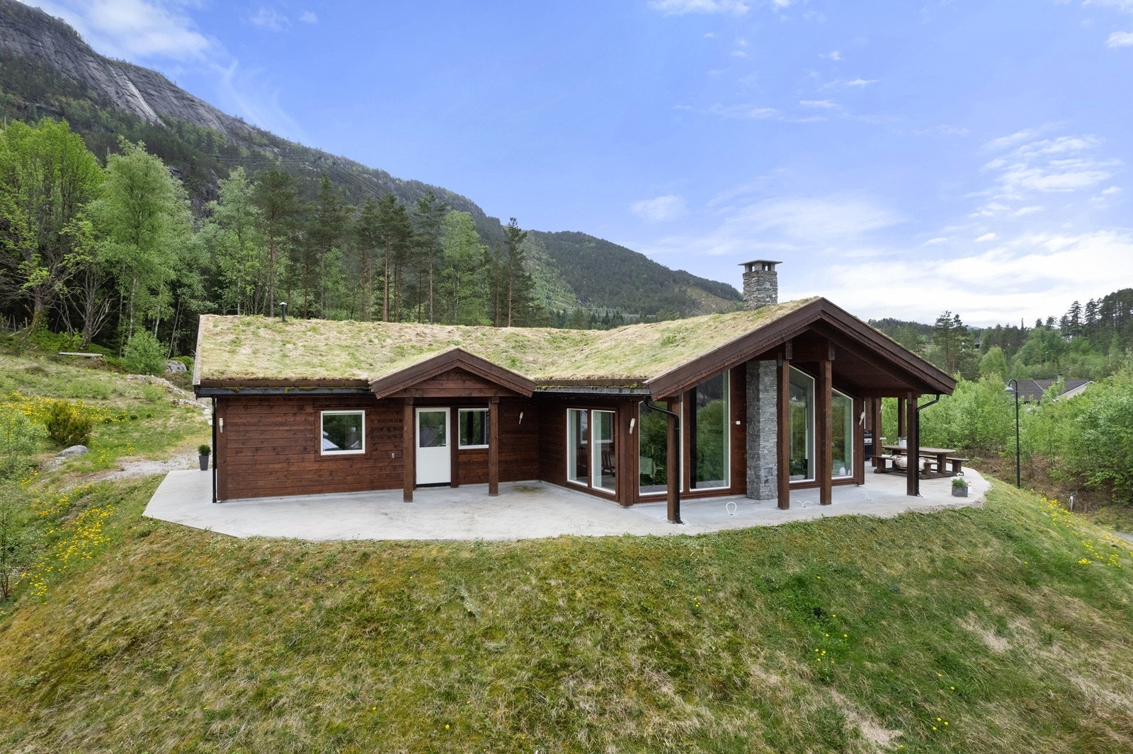 Boligen ligger fint til på en høyde, tomten har blitt betydelig bygd opp Galleribilde