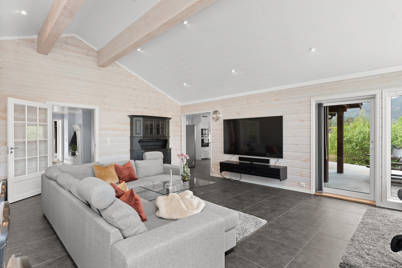 Stua har downlights i tak og varmekabler i gulv Galleribilde