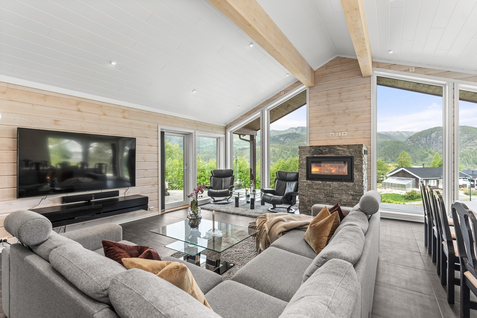 Stua har plass til både sitte- og spisegruppe og har utgang til terrasse Galleribilde