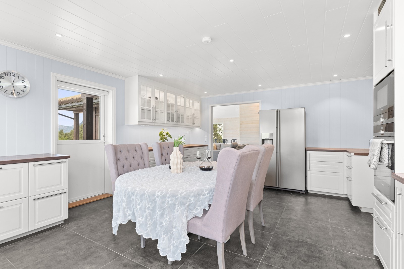 Fra kjøkken er utgang til støpt uteområde og adkomst direkte til stort vaskerom Galleribilde