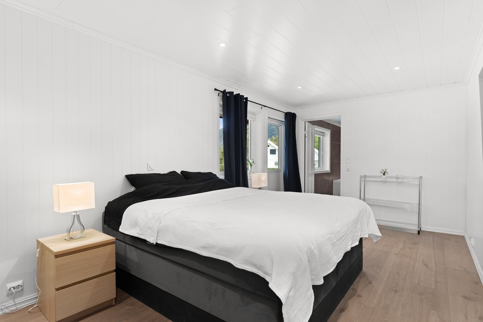 Hovedsoverom med privat bad og utgang til uteområde Galleribilde