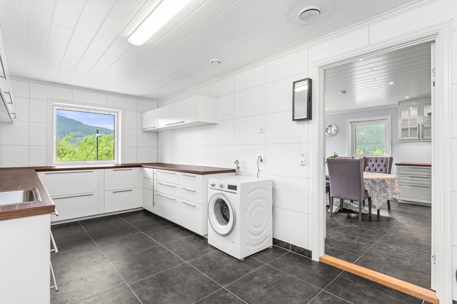 Vaskerom er smart plassert ved kjøkken og har også dør ut til gang + bod som leder til garasje Galleribilde